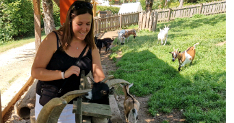 laura pet sitter à LES CHAPELLES BOURBON 77610_1