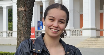 inès pet sitter à  83400