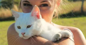 manon pet sitter à VALHERBASSE 26350